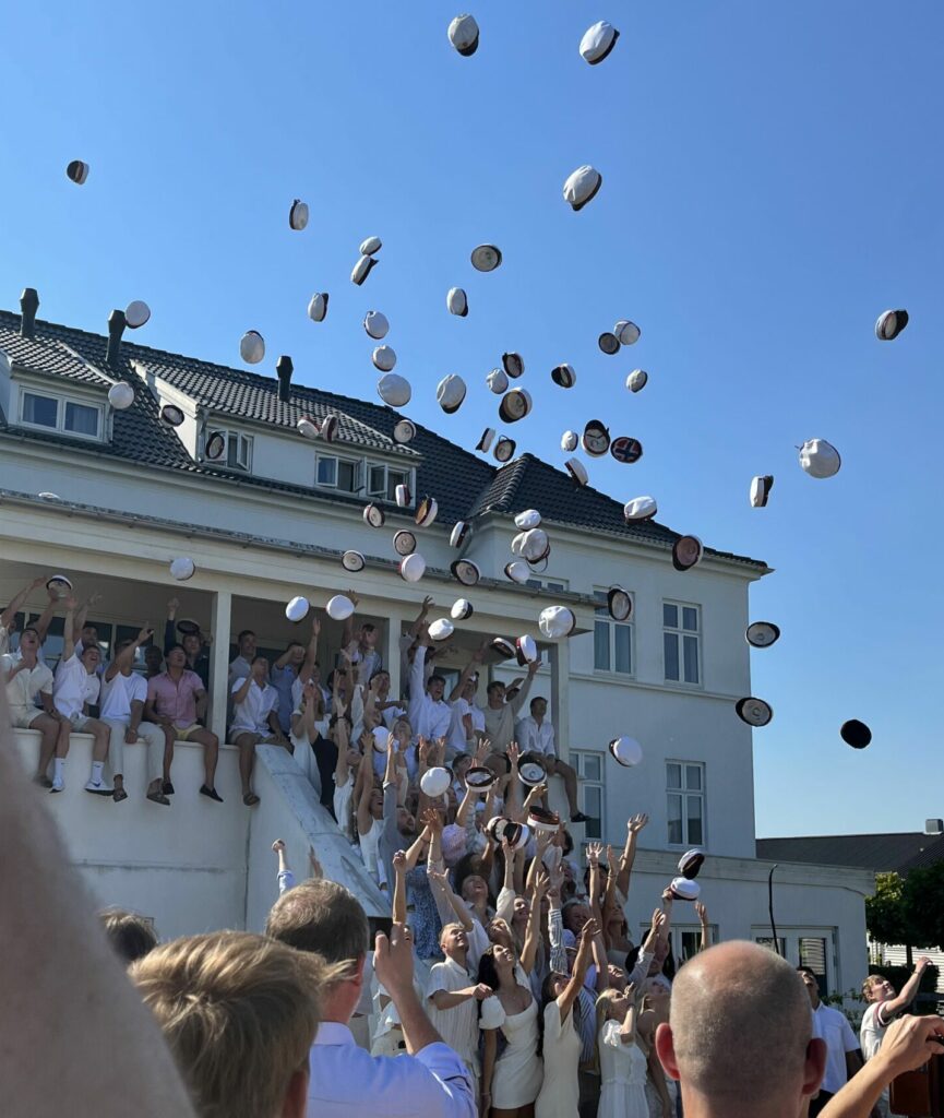 Danske studenter kaster deres huer op i luften