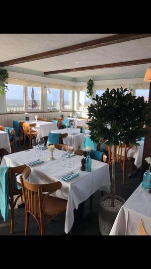 Restaurant med havudsigt og blå tæpper til gæsterne