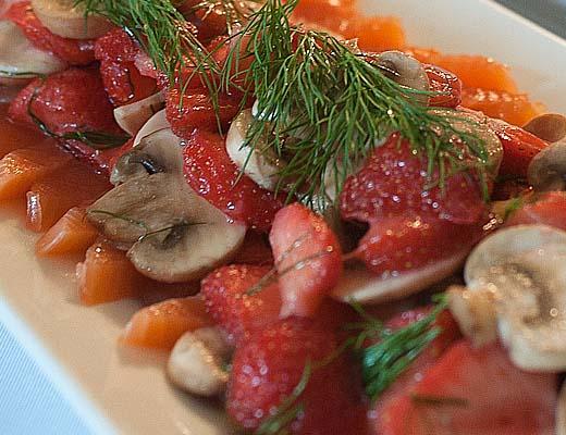laks med champignon, jordbær og dild