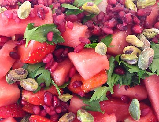 frugt salat med jordbær, vandmelon granatæble og pistachenødder