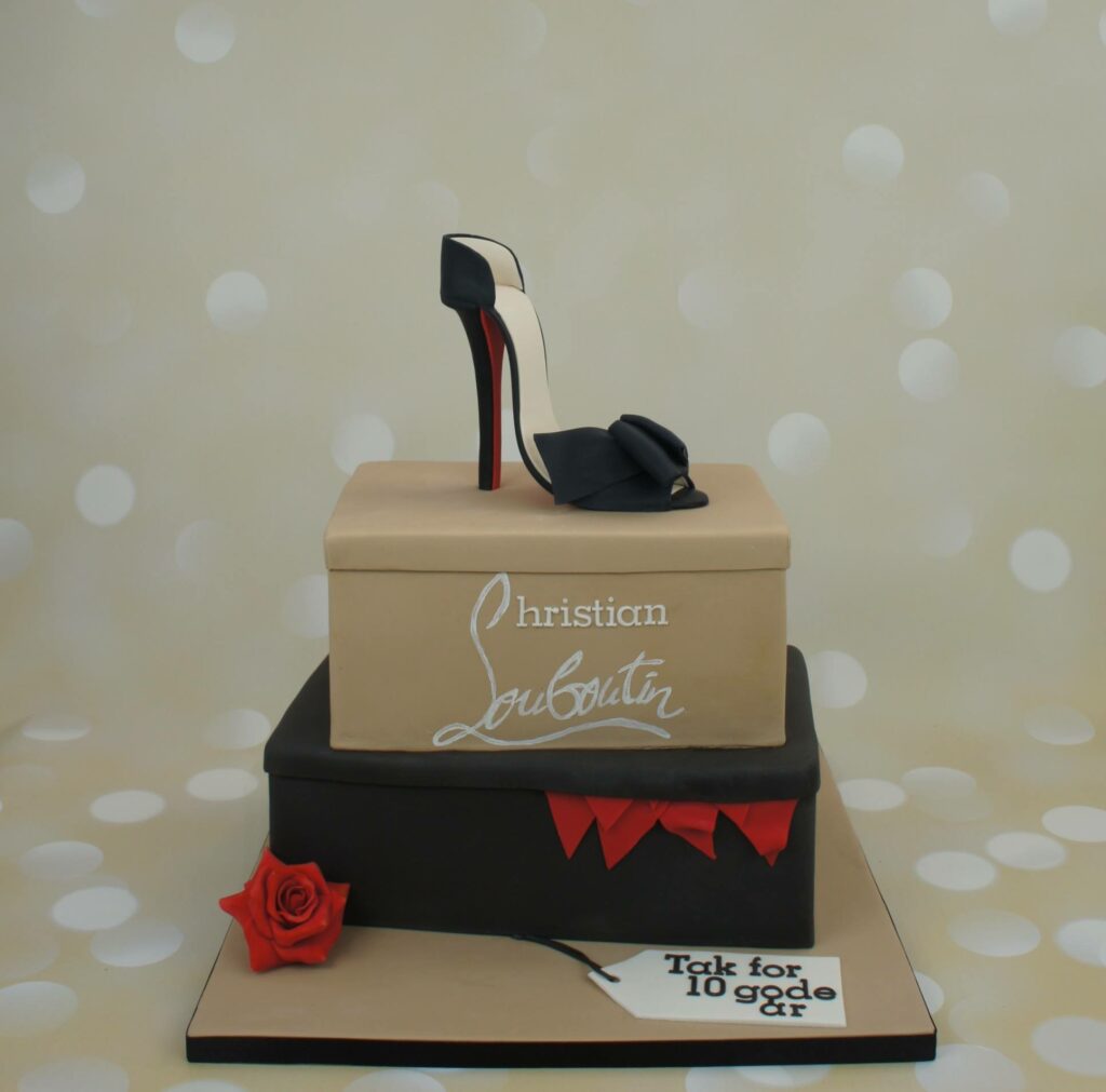 Christian Louboutin inspireret kage med en fondant stilet på toppen