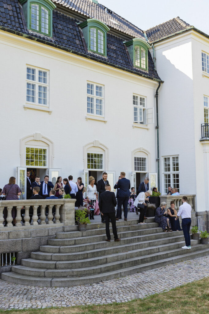 Højstrupgaard - Brudepar står på trappe med familien