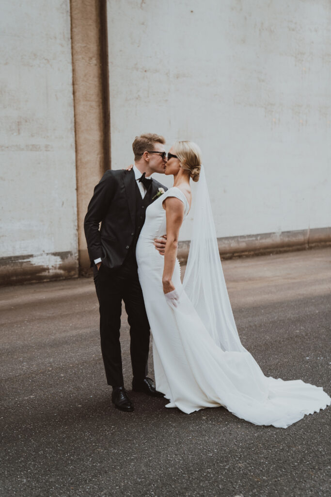 Fotograf Hanna Bursuk - brudepar kysser