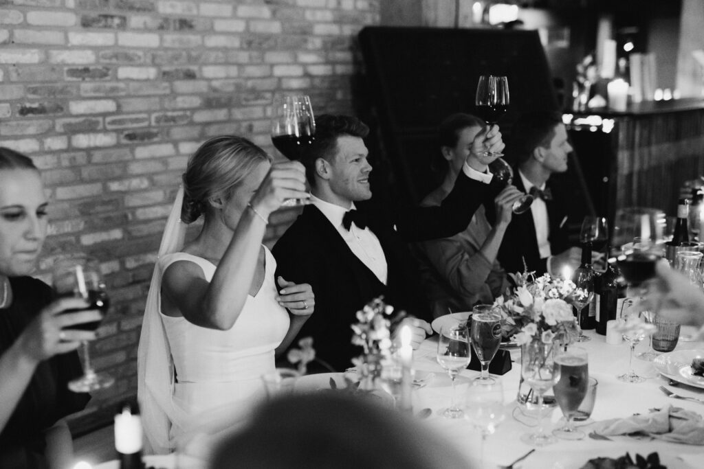 Fotograf Hanna Bursuk - billede af brudepar som skåler med deres gæster