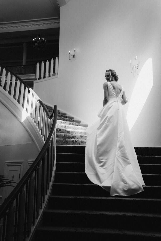 Fotograf Hanna Bursuk - brud går op af trappe