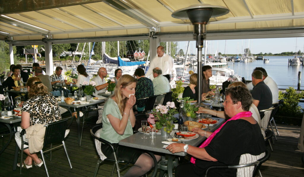 Restaurant Krabben - kunder sidder på terrassen