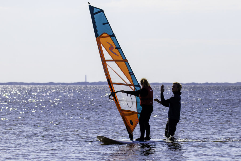 Blue Spirit - Elev får undervisning i Windsurfing