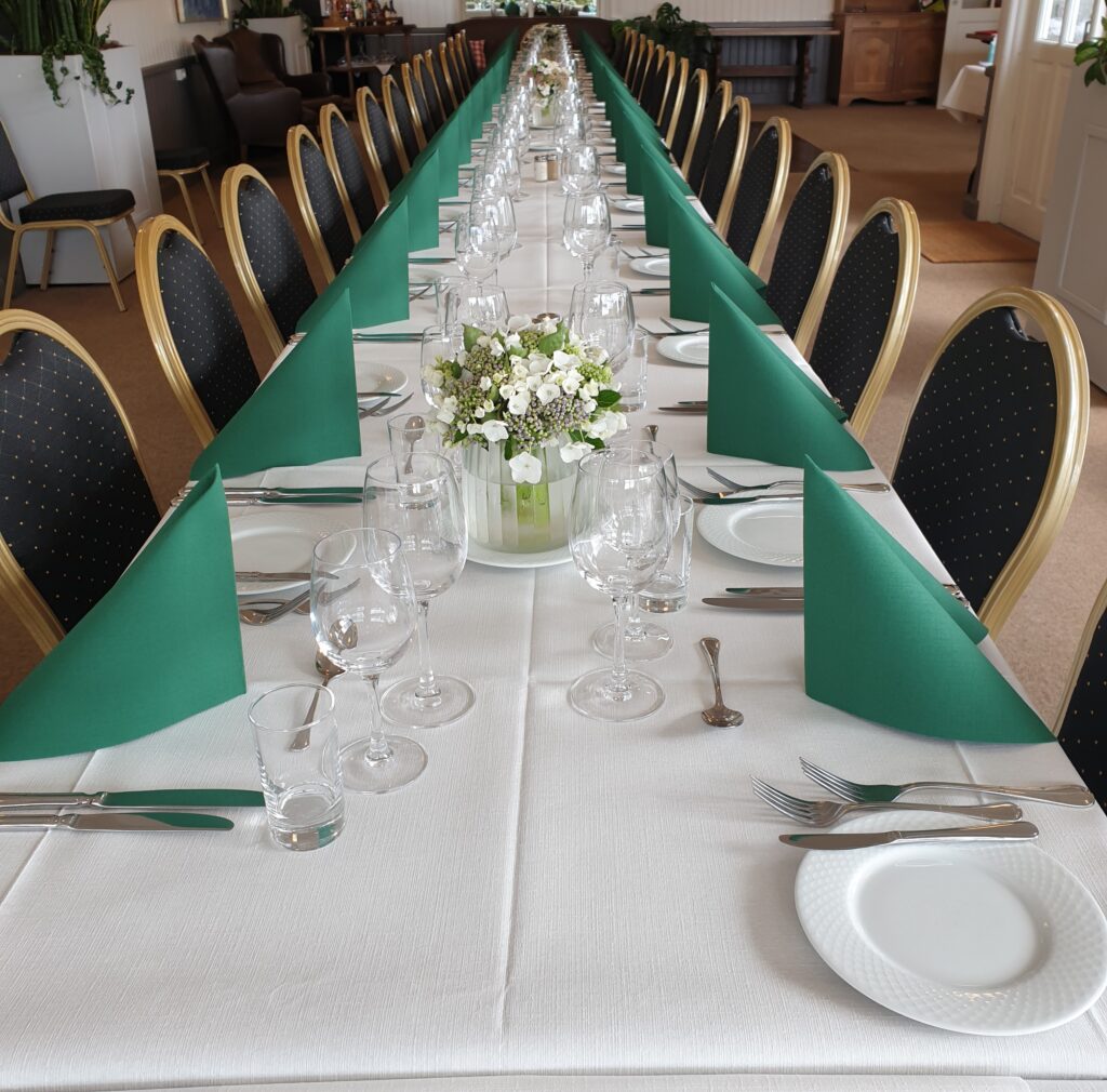 Traktørstedet Højeruplund - festsal med bord opdækket til fest